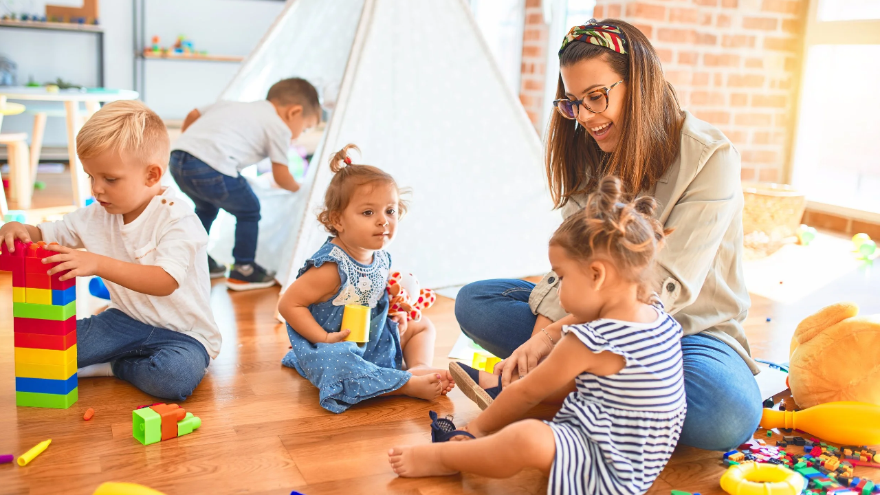 Groupe d’enfants en activité de stimulation du langage avec une professionnelle